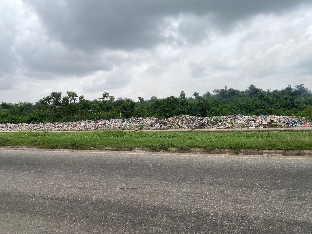 Overflowing dump site - Photo 1